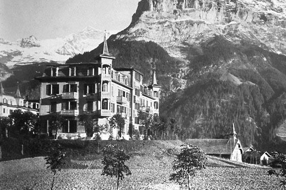 Das Winterhotel Bär wurde an Weihnachten 1888 als erstes Winterhotel im Berner Oberland eröffnet. Es wird als Geburtsstätte des Wintertourismus im Berner Oberland betrachtet. Seine Luftheizung galt als schweizerische Pionierleistung. Nach nur vier Jahren fiel 1892 das Gebäude in Schutt und Asche.