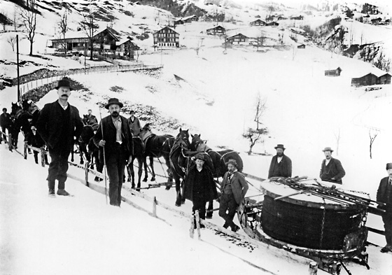 Die schwere Fuhr wurde durch zwölf Pferde der Fuhrleute Fritz Roth und Ulrich Schild gezogen, dabei gab das Schild «Rothschild & Co» unter Weinkennern zu schmunzeln. Auf dem Weg zum Oberen Gletscher gab es zu Isch einen Halt und es wurde fotografiert. Der Transport dauerte drei Tage.