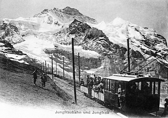 Die Sprungschanze unter der Trychelegg wurde im Hinblick auf das Schweizerische Skirennen 1910 gebaut und im Winter 1907/08 erstmals erprobt. Die Skispringer landeten auf einem furchterregend steilen Hang.