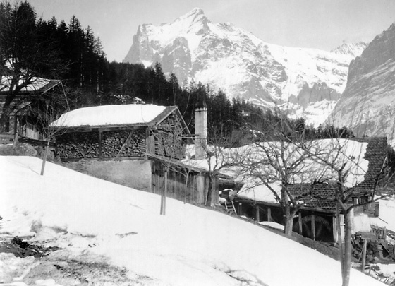 Die Tuftbachmühle, von der man vor hundert Jahren schrieb, es sei die letzte noch verbliebene Mühle im Grindelwaldtal. Im oberen Teil des Gebäudes, mit dem hohen Kamin, befand sich eine Bäckerei. Unten am Haus ist das Mühlrad erkennbar.