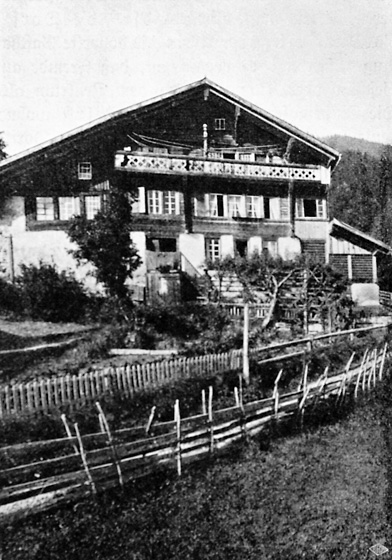 Die Mühle zu Tuftbach um 1905. Die Mühle ist angebaut. Das Mühlrad befindet sich, hier nicht sichtbar, an der rechten Gebäudeseite. Vor hundert Jahren ging das Mühlenzeitalter in Grindelwald zu Ende.
