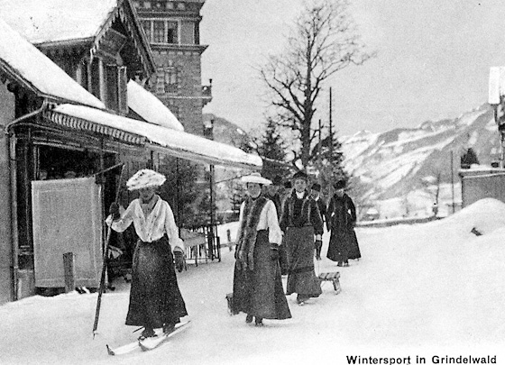 Sehen und gesehen werden in Grindelwald vor hundert Jahren. Sportlich auf Ski, elegant mit Pelz und vor allem immer mit Hut. Noble Damen flanieren auf der Dorfstrasse – vor dem heutigen Sportgeschäft Kaufmann.
