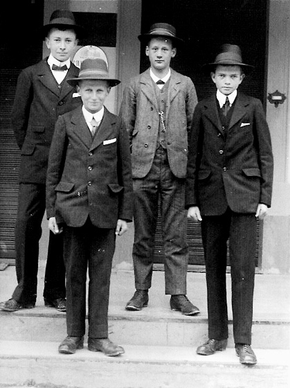 Konfirmanden, geschniegelt und gestriegelt, sie tragen wie alle richtigen Männer immer einen Hut und Schuhe mit hohem Schaft. Männer in Halbschuhen galten als lächerlich.