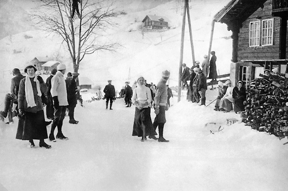 Soeben stob ein Bob vorbei! Elegante Zuschauer an einem Bobrennen vor der Eschenkurve der Talstrasse bei der heutigen Eiger-Garage. Dort kam es 1910 zu einem schweren Unfall, und es war nicht der erste. Man forderte nun einmal mehr den Bau eines richtigen Bobruns.
