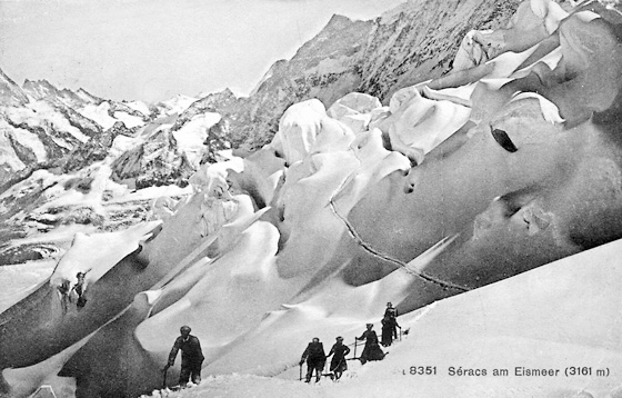 Die tief verschneiten Séracs, die turmartigen Gletscherklippen bei der Station Eismeer, bis 1912 die Endstation der Jungfraubahn. Bergführer leiteten Touristen auf Gletscherwanderungen durch das Eislabyrinth. Sie waren von der Bahn angestellt und dort stationiert.