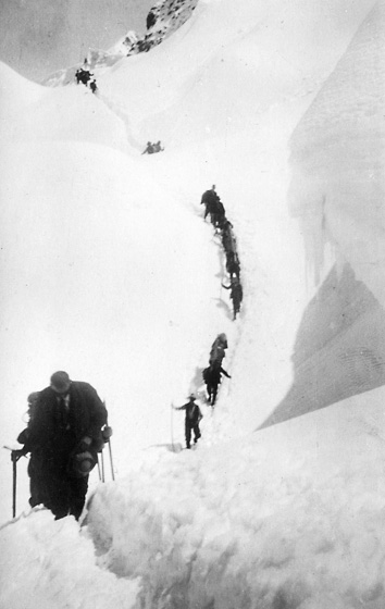 Ein bedrückender Anblick: Der lange Leichenzug am Samstagnachmittag, 9. Juli 1910. Gegen dreissig Grindelwalder Bergführer brachten sechs Lawinentote zu Bündeln geschnürt über den Gletscher. Sie benötigten im tiefen Schnee bis zur Station Eismeer neun Stunden.