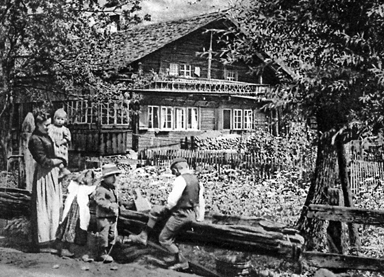 Brunnentrog vor dem Rubihaus zu Mettenberg. Hausfrauen eilten dutzende Male im Tag «anhi zem Trog». Aber im Hitzesommer 1911 versiegten viele Quellen und die Tröge blieben leer.