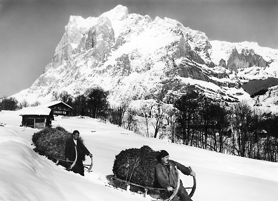 Im Winter 1903/04 gab es viel Schnee und dann wochenlang Sonne: Gut um Heu und Holz ins Tal zu schlittnen. Die Bauersleute konnten ihrer Arbeit hemdsärmlig nachgehen, hiess es, und es wurde immer wärmer. Im Sommer 1904 trockneten dann die Quellen aus und auf den Alpen mangelte es an Wasser.