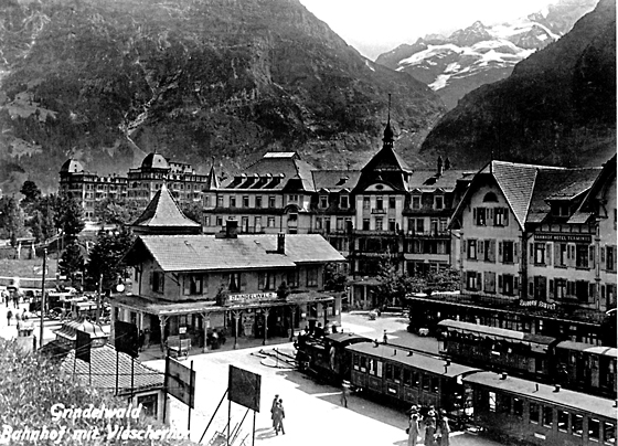 Sommerlicher Betrieb am Bahnhof Grindelwald. Bis 1914 fuhren bei der BOB noch Dampfzüge.