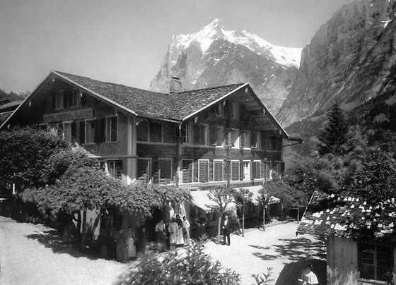 Hotel du Glacier am Ende der Talstrasse von Interlaken. Nun gehts zu Fuss weiter oder im Sattel zum Gletscher.