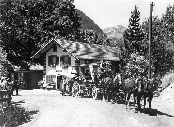 Hie und da kommen noch Ausflugskutschen, Vierspänner aus dem Bödeli, trotz der BOB-Dampfzüge seit 1890. Halt am Stalden vor Burglauenen.