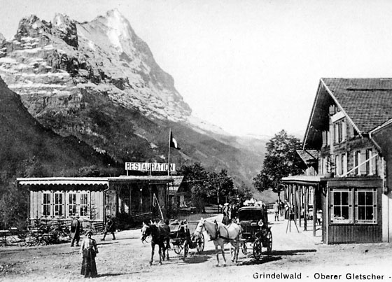 Mit der Pferdekutsche fuhr man zum Hotel Wetterhorn beim Oberen Gletscher und zur Eishöhle. Links eine Tanz- und Trinkhalle im Stil der Zeit, 1903 erbaut und 1948 abgebrochen.