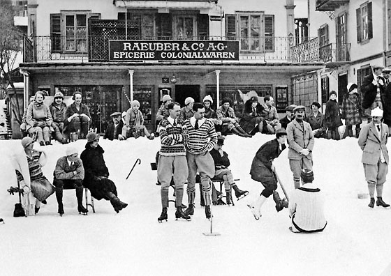 Sehen und gesehen werden auf der grossen Eisbahn des Grandhotels Bear. Die Engländer amüsieren sich bei Spielen auf dem Eis, genannt Gymkhana. Dahinter, an der Bahnhofstrasse, im Volksmund «Zuckergasse», die Raeuber AG. Heute der Anbau des Hotels Kreuz.