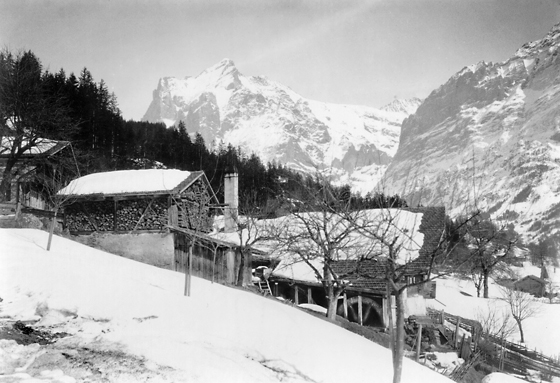 Die Mühle zu Tuftbach. Die letzte Getreidemühle im Grindelwaldtal, mit Backofen und Schweineställen. Heute steht dort das Hotel Eigerblick. Die Mühle stellte um 1905 den Betrieb ein. Rechts unten das Wasserrad, angetrieben vom Tuftbachwasser.
