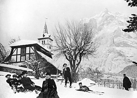 Winterfreuden beim Pfarrhaus Grindelwald. «Wer nicht balancieren kann, ist mit Schlitteln besser dran», schrieb Gletscherpfarrer und Volksdichter Gottfried Strasser, der 1912 starb.