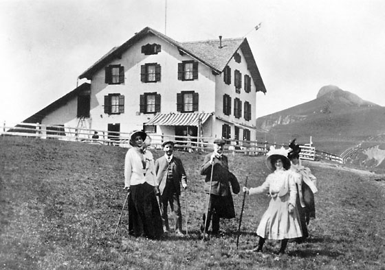 Das Berghaus Männlichen, die «Wirtschaft der Itramer», hiess einst «Grindelwald Rigi». Elegant gekleidete Herrschaften wurden um 1900 im Tragstuhl über Itramen zum Hotel hinauf getragen, von drei Trägern, zu je sechs Franken Lohn.