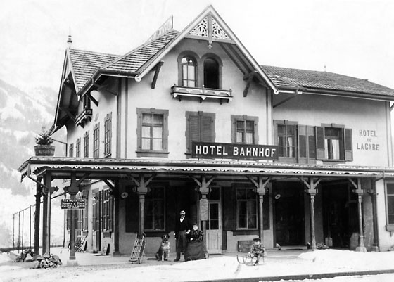 Bald treffen die Wintergäste ein. Wirt Emil Gsteiger-Minder vom Hotel Bahnhof mit Familie und Hund, direkt am Gleis der Dampfbahnen WAB und BOB gelegen, bereit zum Empfang, um 1900.