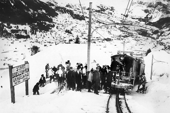 Erstmals fuhren 1912 die Züge der WAB auch im Winter, aber nur bis zum Start des Bobsleigh-Runs unterhalb der Brandegg. Die Bobbahn führte mit ausgebauten Kurven (heute Skipiste) in den Grund hinunter. Bisher hatte die Talstrasse gegen Rothenegg und der Endweg als Bobbahn gedient, zum Ärger der Kutscher.