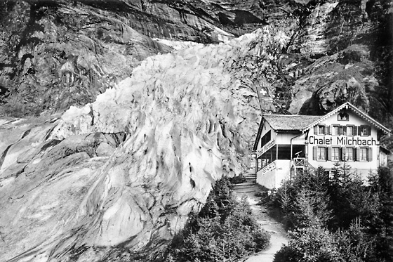 Das einst «Erfrischungsstation» genannte Chalet Milchbach am Oberen Gletscher. Seit dem Bau vor mehr als hundert Jahren immer im Besitz der Familien Bohren. Einst führte ein Weg neben dem Haus vorbei und über Leitern und den hochstehenden Gletscher zur Glecksteinhütte.