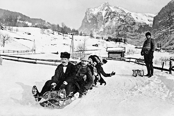 Grindelwalds Talstrasse diente bis 1913 häufig als Schlittelweg und Bobbahn. Einheimische boten den Gästen Fahrten auf einem Bobtaxi an. Mit dem Winterbetrieb der Wengernalpbahn wurde dann ein Bobrun von der Station Brandegg in den Grund hinunter gebaut.