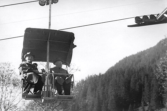 Nationalrat Peter Balmer links mit Bundesrat Ernst Nobs bei der Firstbahneröffnung 1947.
